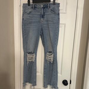 Lovervet Distressed Women's cropped jeans. Size 11/30 15’ waist 26’ inseam. GUC